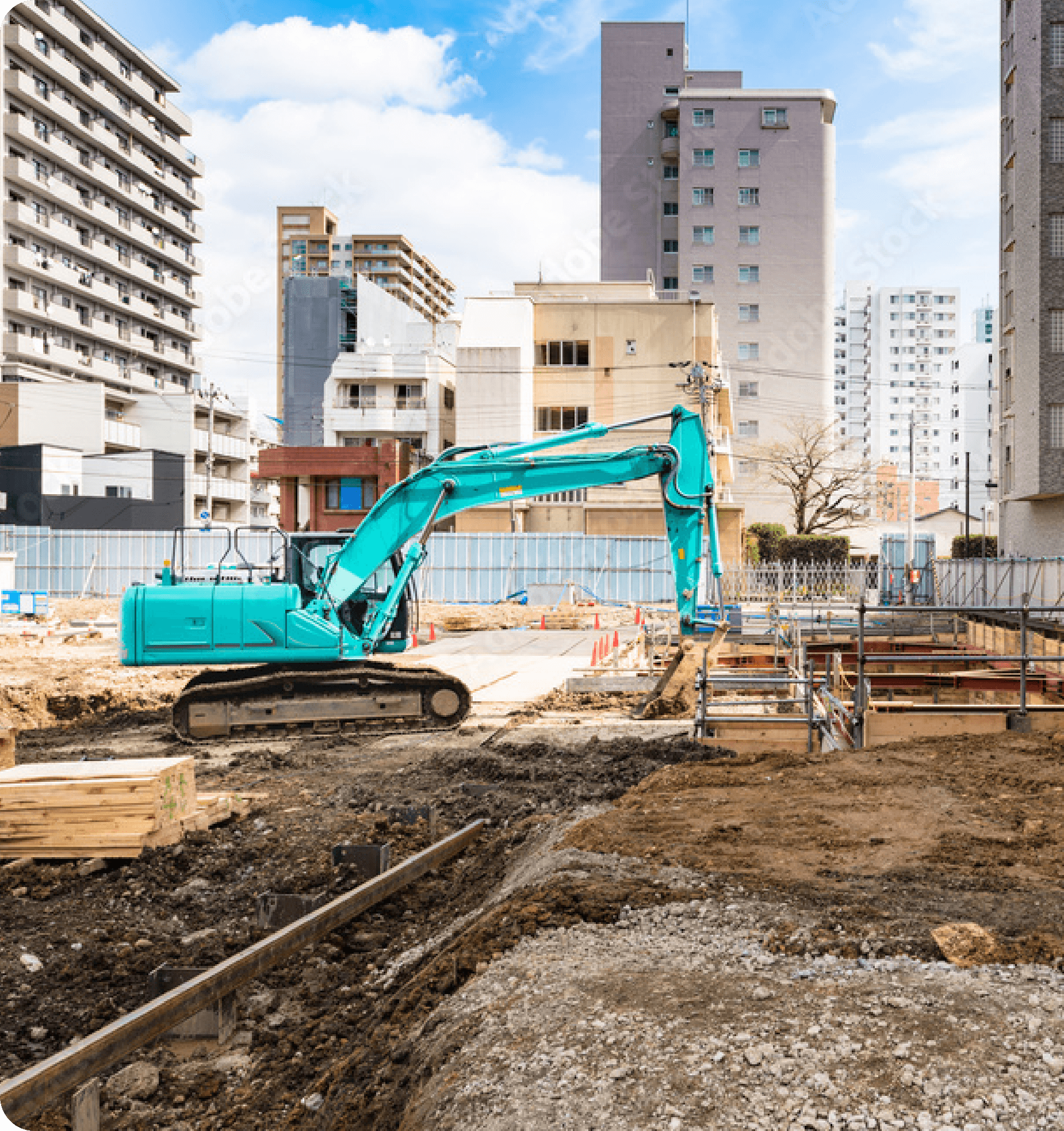都市部の建設現場で稼働する油圧ショベル